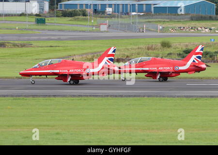 XX325 et XX323, deux BAe Hawk T1s de l'équipe de voltige aérienne de la Royal Air Force, les flèches rouges, le départ à l'aéroport de Prestwick. Banque D'Images