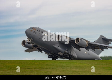 NEW WINDSOR, NY - 3 septembre 2016 : Giant C-17 Globemaster III qui décolle de l'Aéroport International de Stewart au cours de la New York Banque D'Images