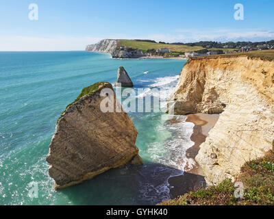 La baie d'eau douce et mer stacks sur l'île de Wight de Compton down Banque D'Images