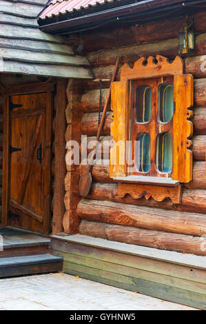 Détail de l'ancienne maison en bois - Fenêtre sur mur à colombages et de porte Banque D'Images