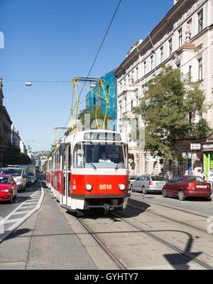 Tramway rouge et blanc à Prague République Tchèque Banque D'Images