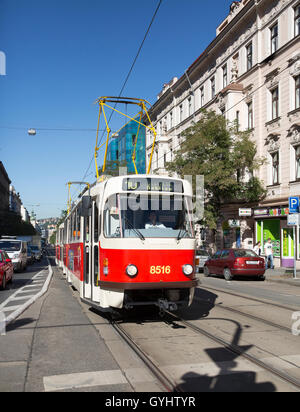 Tramway rouge et blanc à Prague République Tchèque Banque D'Images