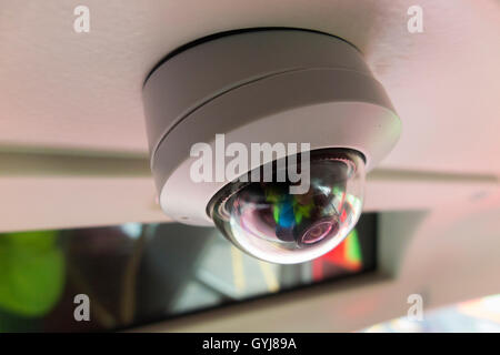 Caméra de sécurité CCTV monté sur le nouveau Routemaster bus double étage exploité à Londres et fabriqué par Wrightbus, N. Irlande Banque D'Images