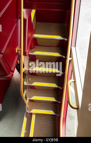 L'escalier / mesures d'escalier, à l'avant / moyen sur un bus à impériale Routemaster bus au pont supérieur Banque D'Images