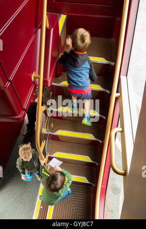 Les passagers monter monter à pied de l'escalier / mesures d'escalier, sur un bus à impériale Routemaster bus au pont supérieur Banque D'Images