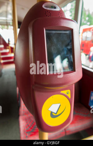 Oyster Card reader ticket/validation / validateurs sur nouveau Routemaster LT / London Transport / double decker bus double étage. Banque D'Images