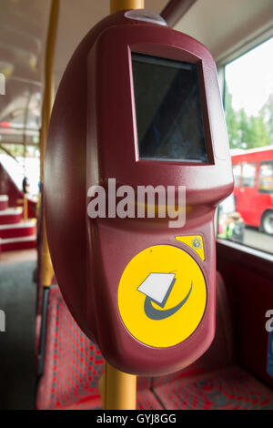 Oyster Card reader ticket/validation / validateurs sur nouveau Routemaster LT / London Transport / double decker bus double étage. Banque D'Images