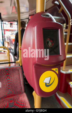 Oyster Card reader ticket/validation / validateurs sur nouveau Routemaster LT / London Transport / double decker bus double étage. Banque D'Images