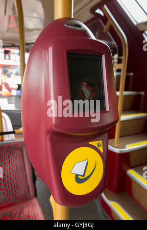 Oyster Card reader ticket/validation / validateurs sur nouveau Routemaster LT / London Transport / double decker bus double étage. Banque D'Images