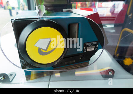 Wayfarer Transys début Oyster card reader validateurs validateur & ticket machine vu de la porte d'entrée des passagers de bus de Londres Banque D'Images