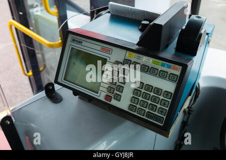 Wayfarer Transys début Oyster card reader/validation / validateurs & ticket machine vues depuis le siège du conducteur d'un bus de Londres. Banque D'Images