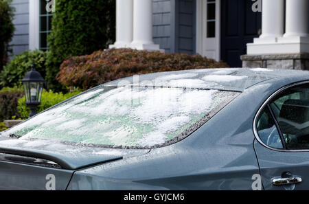 La neige et la glace à l'arrière de la fenêtre de voiture. Concept par temps froid pour conduire une voiture en hiver. Selective focus sur la vitre arrière de la voiture Banque D'Images