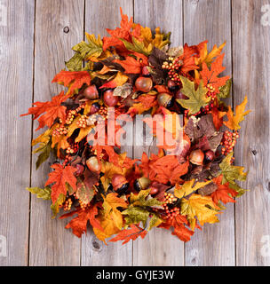 Vue aérienne de l'automne couronne faite avec des feuilles et des glands sur bois rustique. Banque D'Images