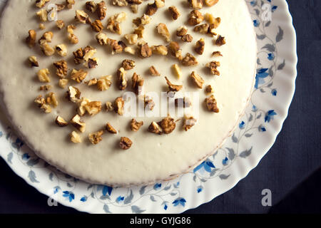 La citrouille fait maison et walnut cake avec givrage crème close up - Pâtisserie maison saine Banque D'Images