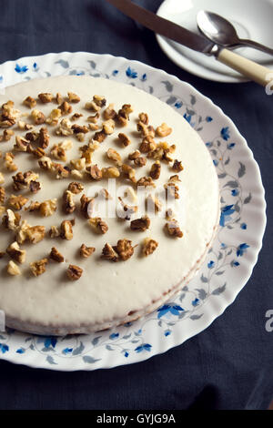 La citrouille fait maison et walnut cake avec givrage crème close up - Pâtisserie maison saine Banque D'Images