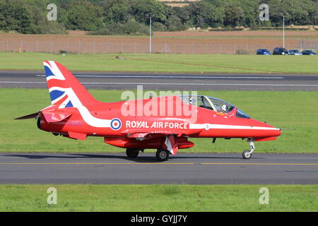 XX325, un BAe Hawk T1 de la Royal Air Force Aerobatic Team, les flèches rouges, les taxis pour départ à l'aéroport de Prestwick. Banque D'Images