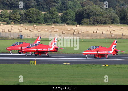 XX325, XX et XX323188, BAe Hawk T1s de l'équipe de voltige aérienne de la Royal Air Force, les flèches rouges, le départ à l'aéroport de Prestwick. Banque D'Images