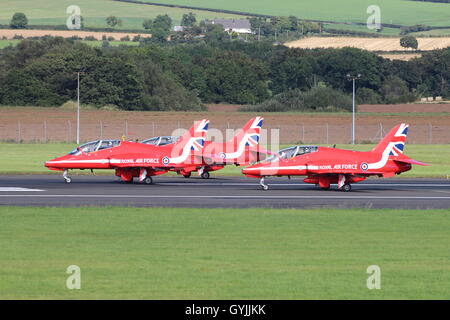 XX325, XX et XX323188, BAe Hawk T1s de l'équipe de voltige aérienne de la Royal Air Force, les flèches rouges, le départ à l'aéroport de Prestwick. Banque D'Images