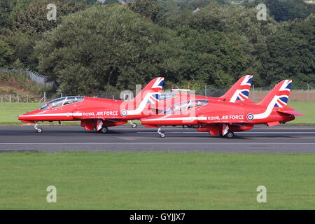 XX325, XX et XX323188, BAe Hawk T1s de l'équipe de voltige aérienne de la Royal Air Force, les flèches rouges, le départ à l'aéroport de Prestwick. Banque D'Images