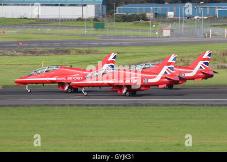 XX325, XX et XX323188, BAe Hawk T1s de l'équipe de voltige aérienne de la Royal Air Force, les flèches rouges, le départ à l'aéroport de Prestwick. Banque D'Images