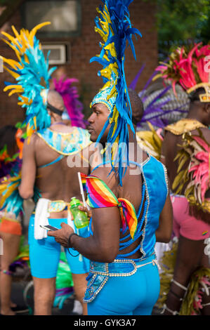 NEW YORK - 21 juin 2016 : les danseurs en costumes de carnaval flamboyant reste à la fin de la Gay Pride Parade annuelle. Banque D'Images