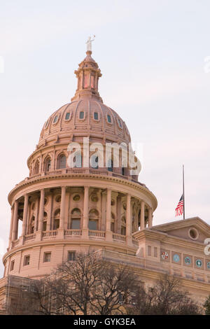 Austin Capitol building avec le personnel de la moitié du pavillon au coucher du soleil Banque D'Images