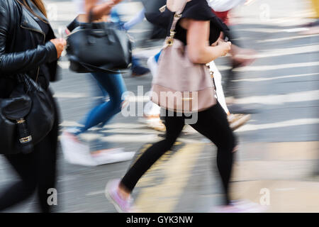 Les personnes indiquées dans le motion blur traverser une rue dans la ville Banque D'Images