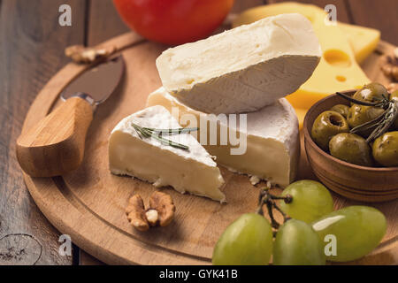 Tranches de fromage brie Banque D'Images