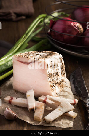 Tranches de lard sur table en bois avec l'oignon Banque D'Images