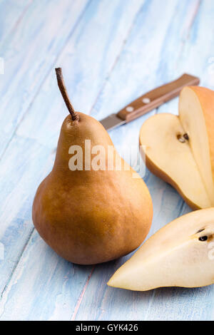 Tranches de poires sur la surface bleu clair Banque D'Images