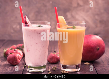 Lassi à la mangue et à la fraise Banque D'Images