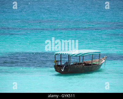 Voir d'un seul bateau de plongée en bois flottant doucement à l'ancre sur une mer bleu multi-couleur Banque D'Images