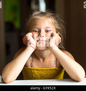 Portrait en gros plan d'une petite fille. Banque D'Images