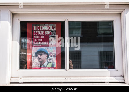 Affiche sur une fenêtre en conseil pour soutenir le nouveau maire de Londres Sadiq Khan qui travaillera pour résoudre la crise du logement Londres Banque D'Images