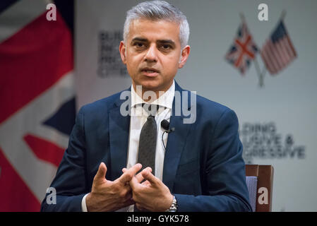 Queens, United States. 18 Sep, 2016. Le maire de Londres Sadiq Kahn prend la parole à l'occasion de l'instance. Maire de la ville de New York, Bill De Blasio et Sadiq Kahn, Maire de Londres, a participé à un forum sur la lutte contre l'Islamophobie villes inclusives et avoir par Laguardia Community College dans le Queens. Credit : Albin Lohr-Jones/Pacific Press/Alamy Live News Banque D'Images