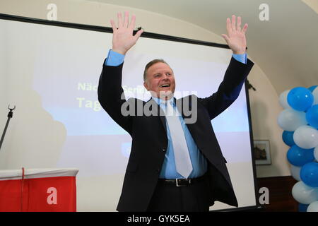 Berlin, Allemagne. 18 Sep, 2016. Berlin-Charlottenburg : partie de l'élection à l'AfD Ratskeller à Charlottenburg. Aujourd'hui à Berlin, l'élection à la Chambre a commencé ! Les 8 dernières heures les bureaux de vote sont ouverts. À Berlin une nouvelle Chambre des Représentants et au sein de chacun des douze districts un nouveau conseil de district (BVV) est sélectionné. La photo montre Georg Pazderski Crédit : Simone Kuhlmey/Pacific Press/Alamy Live News Banque D'Images