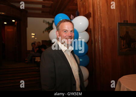 Berlin, Allemagne. 18 Sep, 2016. Berlin-Charlottenburg : partie de l'élection à l'AfD Ratskeller à Charlottenburg. Aujourd'hui à Berlin, l'élection à la Chambre a commencé ! Les 8 dernières heures les bureaux de vote sont ouverts. À Berlin une nouvelle Chambre des Représentants et au sein de chacun des douze districts un nouveau conseil de district (BVV) est sélectionné. La photo montre Leif-Erik Holm Crédit : Simone Kuhlmey/Pacific Press/Alamy Live News Banque D'Images