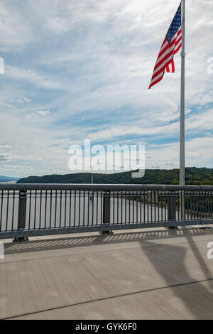 Vue verticale sur le chemin de ronde sur le Hudson avec un drapeau près du point médian. Banque D'Images