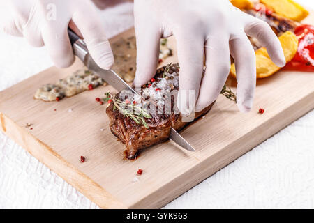 Chef en cuisine restaurant steak de boeuf coupe Banque D'Images
