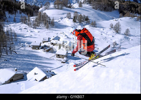 Hors piste à la station de ski Sainte-Foy Tarentaise, à l'arrière du petit village de Le Monal, France, Savoie, Sainte-Foy Tarentaise Banque D'Images