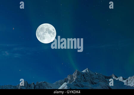 Pleine lune avec ciel étoilé et lumière polaire sur les sommets des montagnes, de la Norvège, Troms, Senja Banque D'Images
