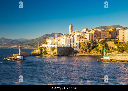 Vue de Bastia vieux centre-ville, le phare et le port. Bastia est deuxième ville de Corse, France, Europe. Banque D'Images