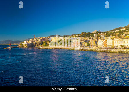 Vue de Bastia vieux centre-ville, le phare et le port. Bastia est deuxième ville de Corse, France, Europe. Banque D'Images