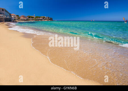 Vue d'Algaloja belle vieille ville et la plage de sable fin avec une eau turquoise, Corse, France, Europe. Banque D'Images