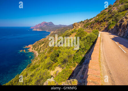 Voir à partir de la fameuse D81 route côtière avec vue sur golfe de Girolata de Bocca di Luccio, Corse, France, Europe. Banque D'Images