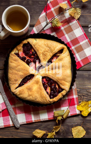 Cherry fait maison et tarte aux pommes sur fond en bois rustique avec des feuilles jaunes - Pâtisserie automne délicieux Banque D'Images