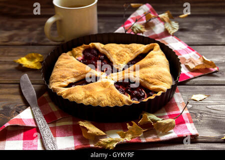 Cherry fait maison et tarte aux pommes sur fond en bois rustique avec des feuilles jaunes, copy space - Pâtisserie automne délicieux Banque D'Images