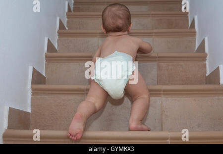 Baby Boy ramper en haut de l'escalier. Low angle view Banque D'Images