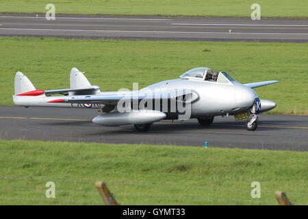 LN-DHY, un de Havilland Vampire FB52 de la Royal Norwegian Air Force Escadron historique, en taxi pour le départ à Prestwick. Banque D'Images