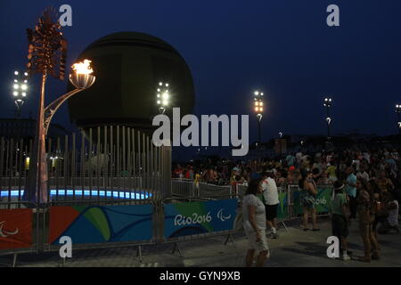 Rio de Janeiro, Brésil, le 18 septembre 2016 : Circulation des cariocas et touristes à Rio 2016 Boulevard sur la dernière journée des Jeux Paralympiques à Rio de Janeiro. Le site a été l'un des préféré par le public à voir les matchs sur grand écran et profitez de la culture activités offertes aux spectateurs. La Vasque Olympique, a été allumé sur Olympic Boulevard jusqu'à aujourd'hui, lorsqu'il a été autorisé après la cérémonie de clôture des Jeux Paralympiques de Rio 2016. Banque D'Images